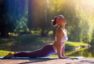 Benefícios da postura do cachorro olhando para cima da Yoga