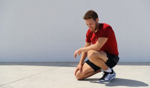 Homem muito cansado fazendo exercícios