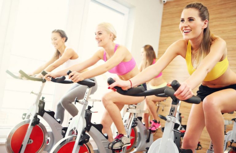 Mulheres praticando spinning