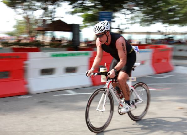 Homem praticando ciclismo