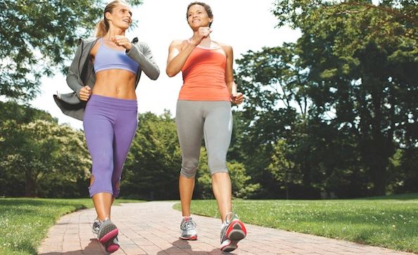 Duas mulheres caminhando em ritmo rápido no parque