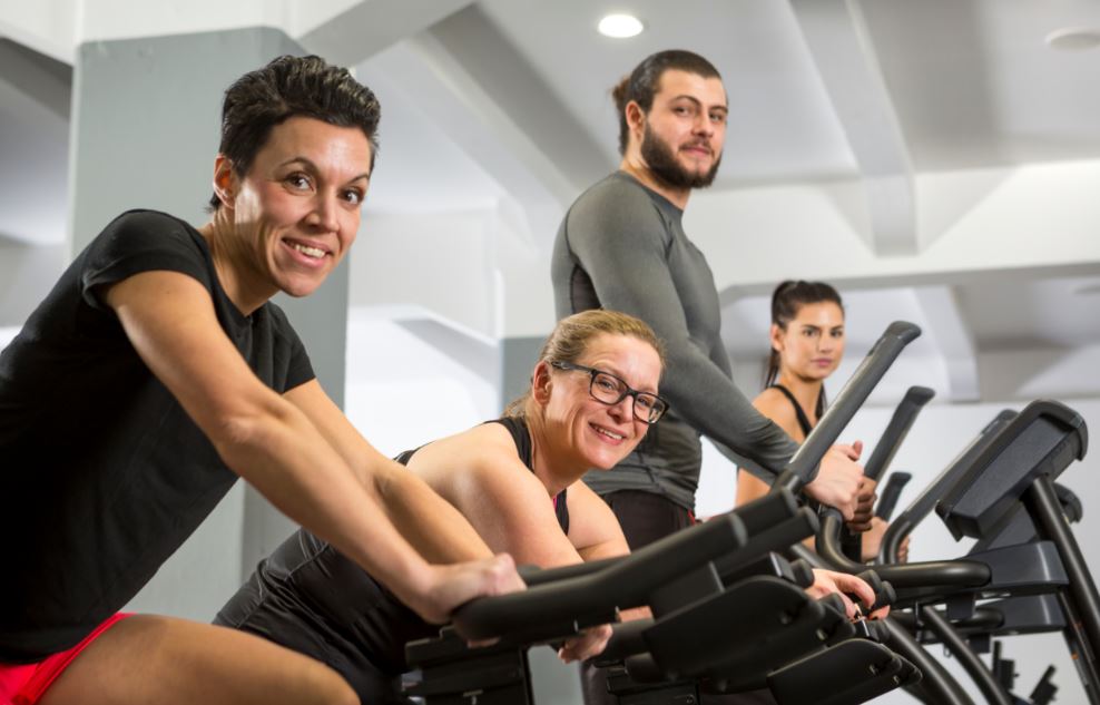 Alunos nas máquinas de cardio de uma academia