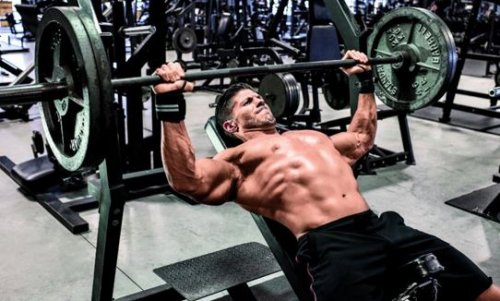 Homem fazendo supino com o banco declinado