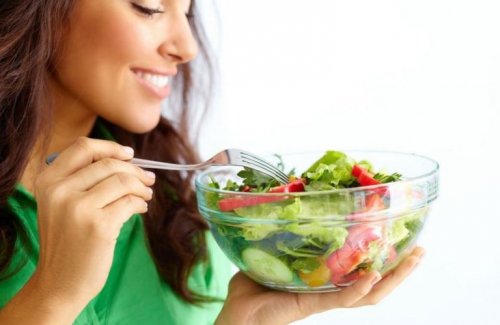 Mulher com um pote de salada