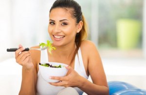 Três opções de salada refrescantes para comer no verão