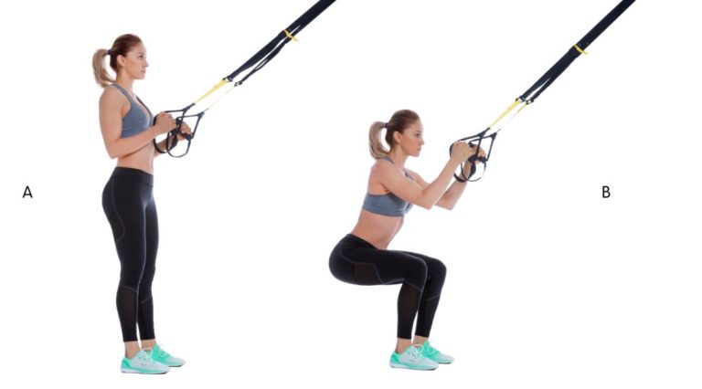 Mulher fazendo agachamento com TRX