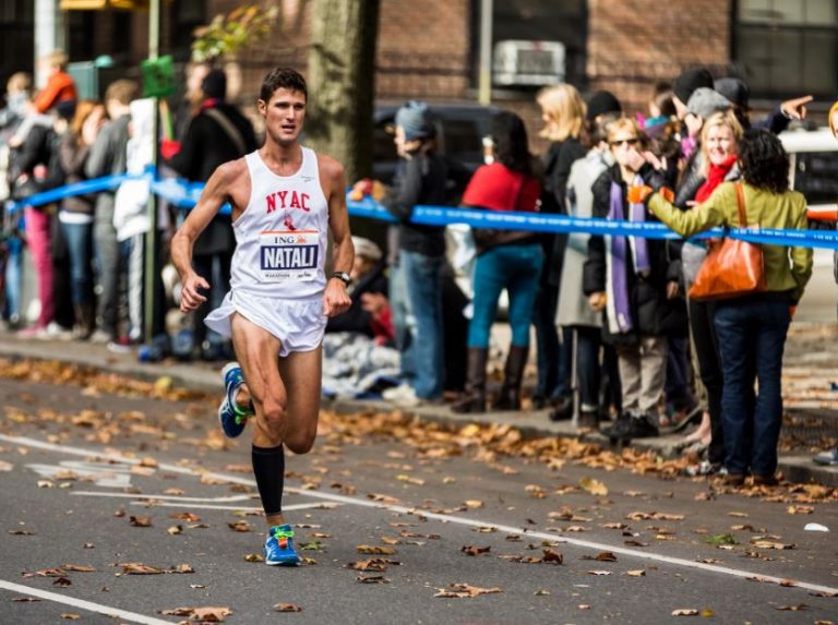 Homem correndo uma maratona bastante cansado
