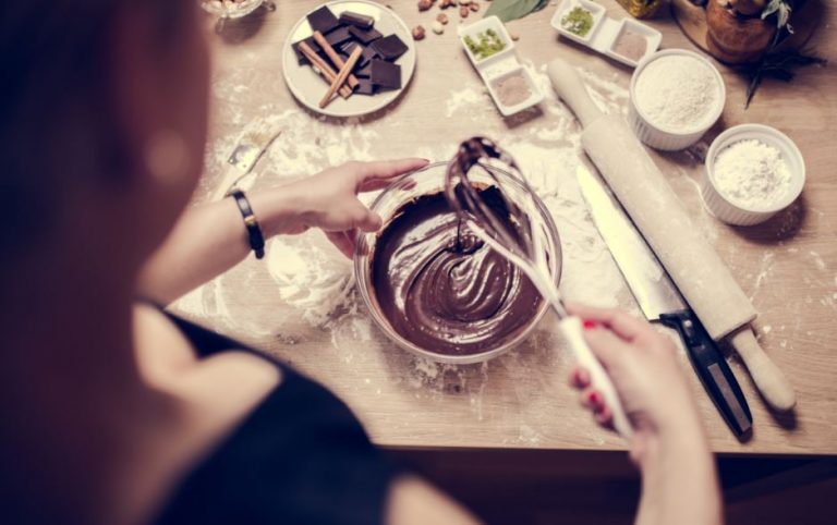 Mulher preparando brownie funcional