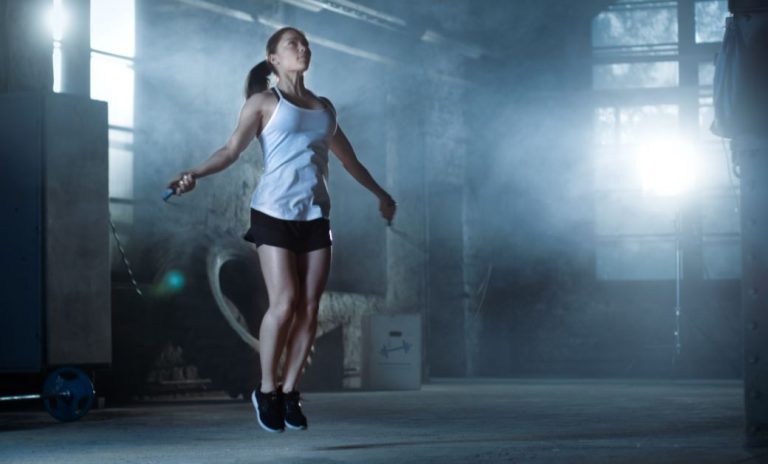 Mulher pulando corda