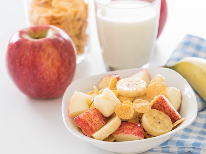 Salada de frutas com maça e banana e bebida de soja