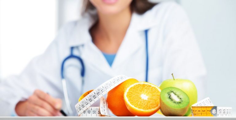 Nutricionista com várias frutas e uma fita métrica