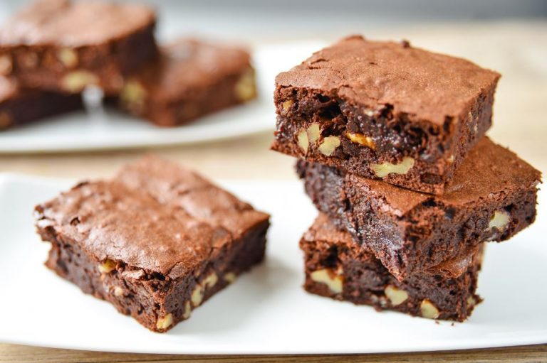 Pedaços de brownie com nozes