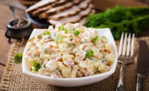 3 receitas de salada de maionese para servir de acompanhamento