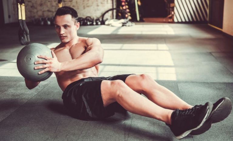 Homem fazendo giro russo na academia