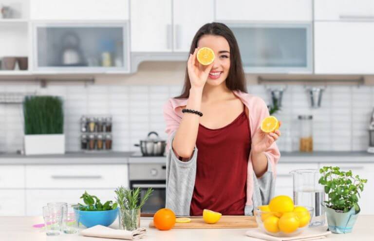 Mulher fazendo uma limonada com hortelã