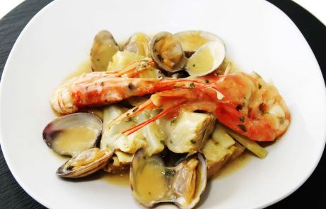 Prato de alcachofra com camarões