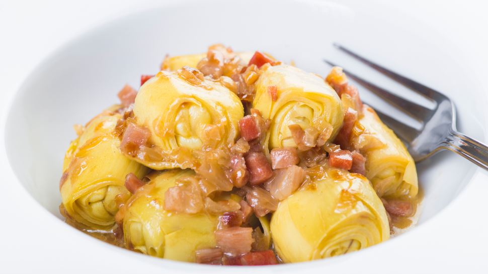 Prato de alcachofras com presunto serrano