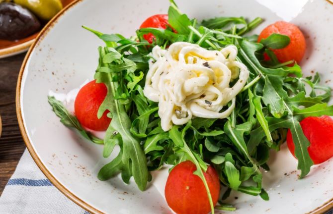 Prato de salada com maionese