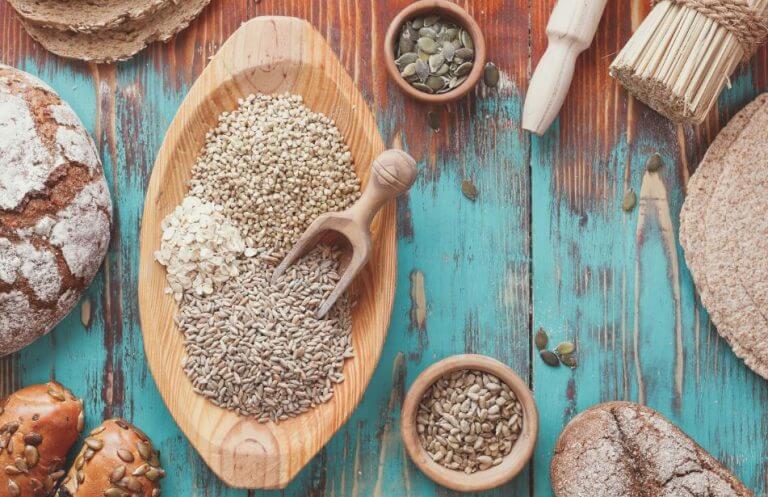 alimentos que contêm glúten: vários tipos de pães e cereais