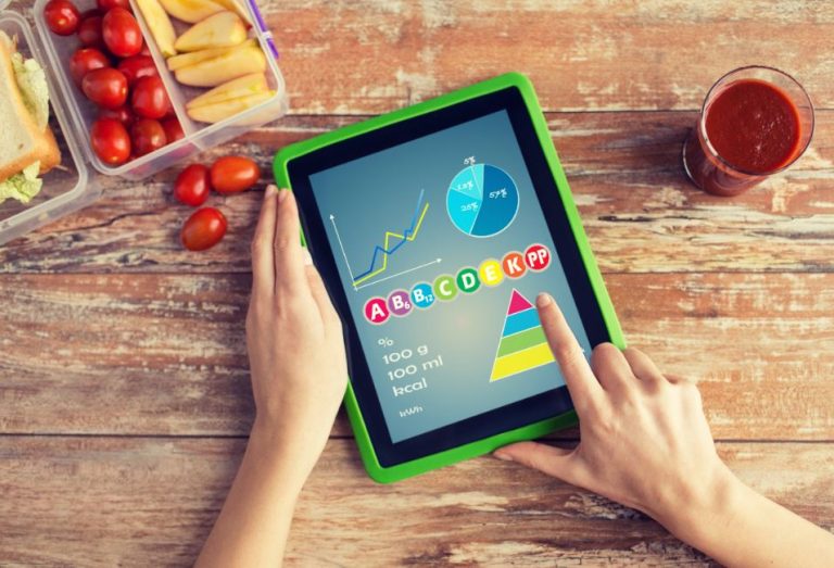 Pessoa mexendo em aplicativo para controlar as calorias que consume