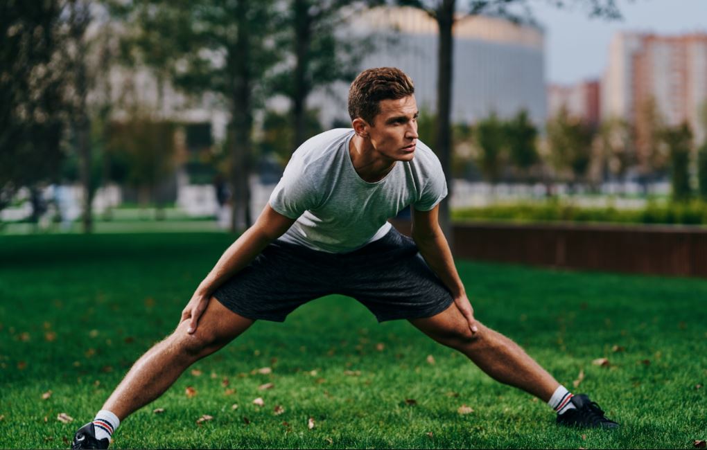 Homem alongando no parque