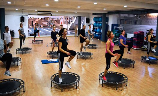 Turma fazendo power jump em um academia