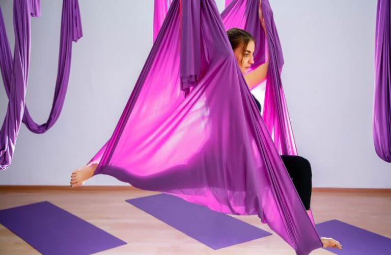 Mulher praticando fly Yoga