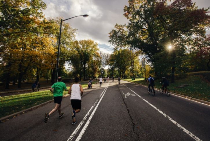 amigos correndo ao ar livre