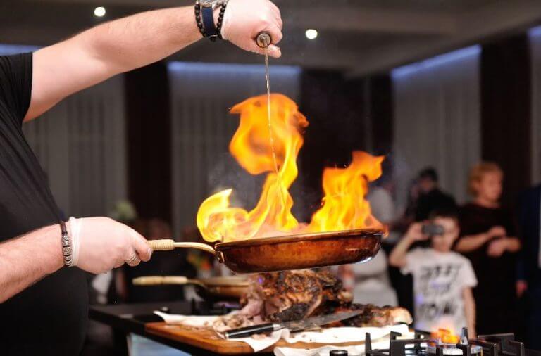 Cozinhar com bebidas alcoólicas: Diferentes licores