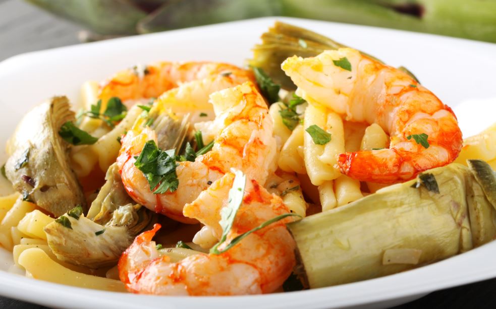 Prato de macarrão com camarões e alcachofras