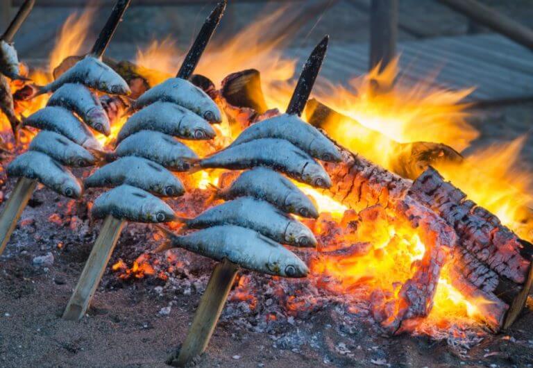 O espeto é geralmente de sardinha