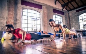 6 exercícios livres para fazer em casa e definir o peitoral