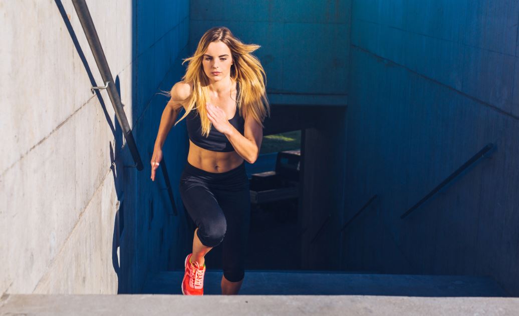 Mulher subindo a escada correndo
