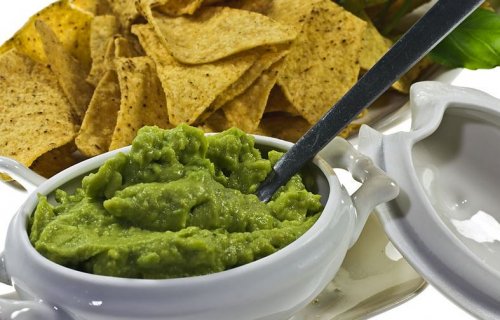 tigela de guacamole com nachos