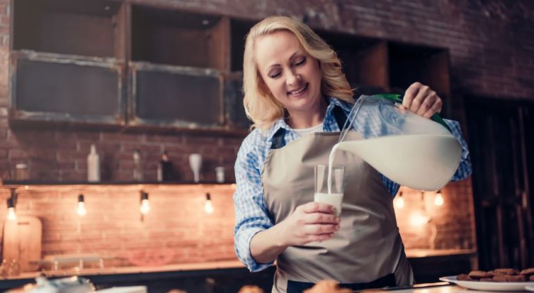 Senhora colocando leite em um copo