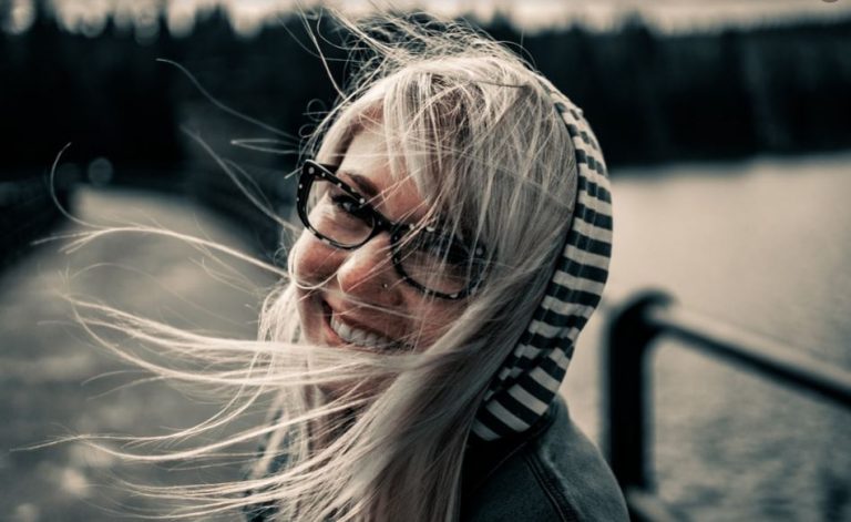 Mulher sorrindo em uma ventania