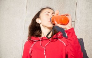 Bebidas isotônicas para atletas: prós e contras