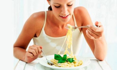 Mulher comendo macarrão