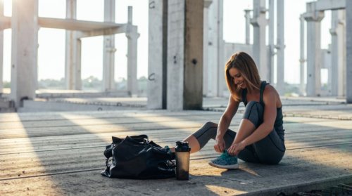 Mulher se preparando para fazer exercício