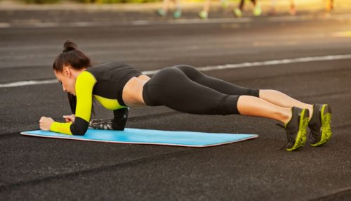 mulher realizando exercício para lombar