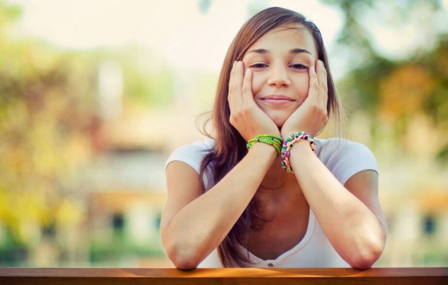 Menina tranquila em um parque