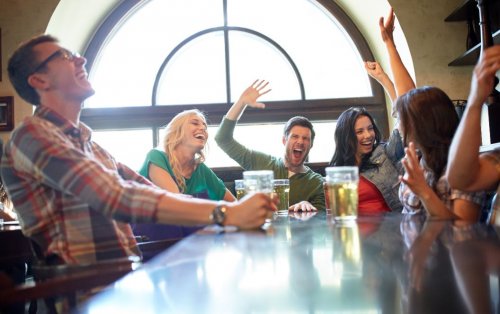 Amigos bebendo cerveja no bar