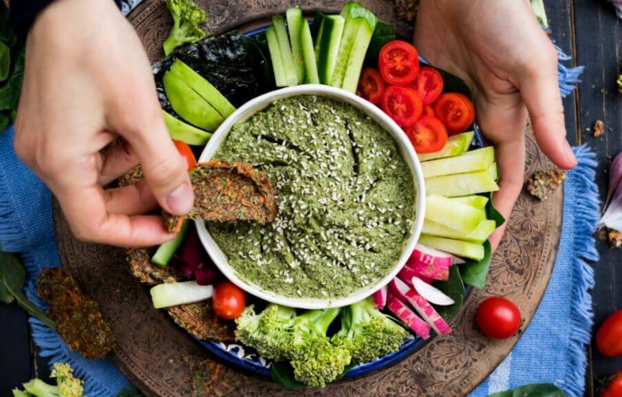 Tigela de molho de abacate para servir de petisco