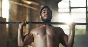 Desenvolvimento de ombros: como fazer e malhar ombros, peitos e braços