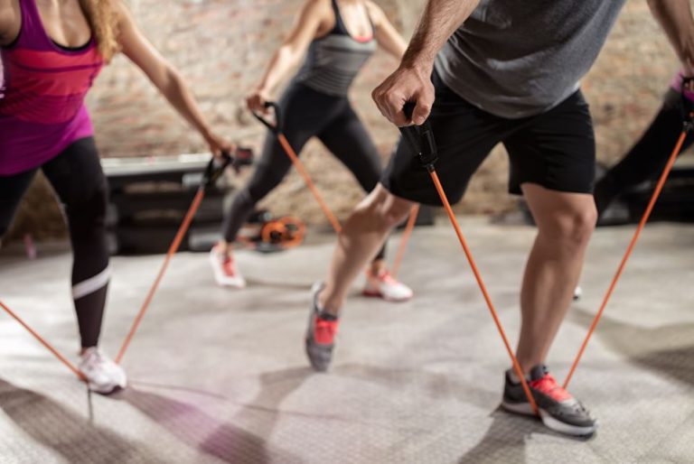 Alunos fazendo elevações de ombros com faixa