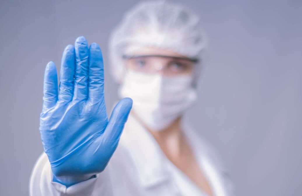 Mulher com roupa que cobre todo o corpo, luvas, óculos e touca