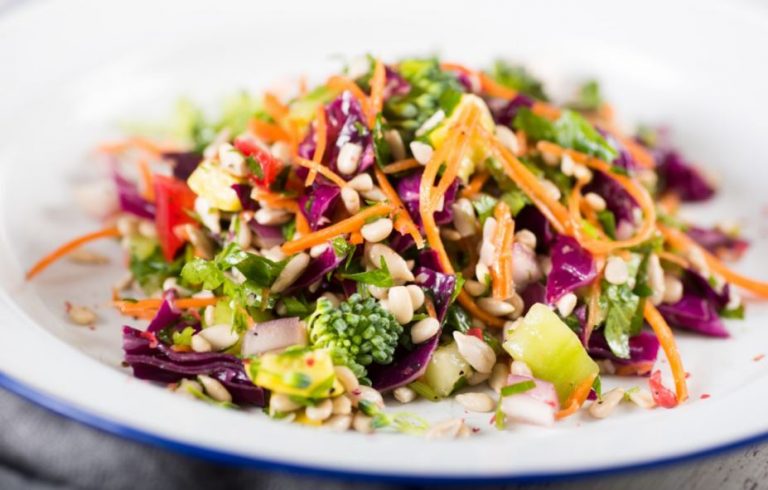 Salada com cenoura, beterraba, feijão branco e bcrócolis