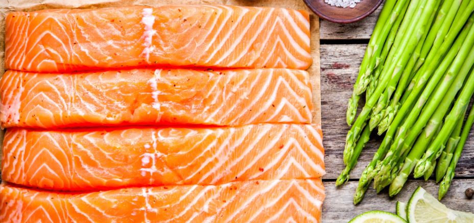 Vários pedaços de salmão com aspargos