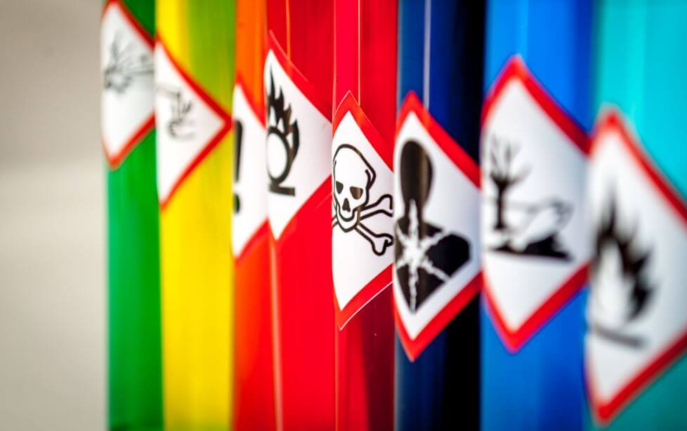 Recipientes com avisos de toxicidade