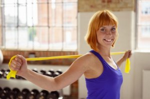 7 exercícios para os membros superiores com a faixa elástica